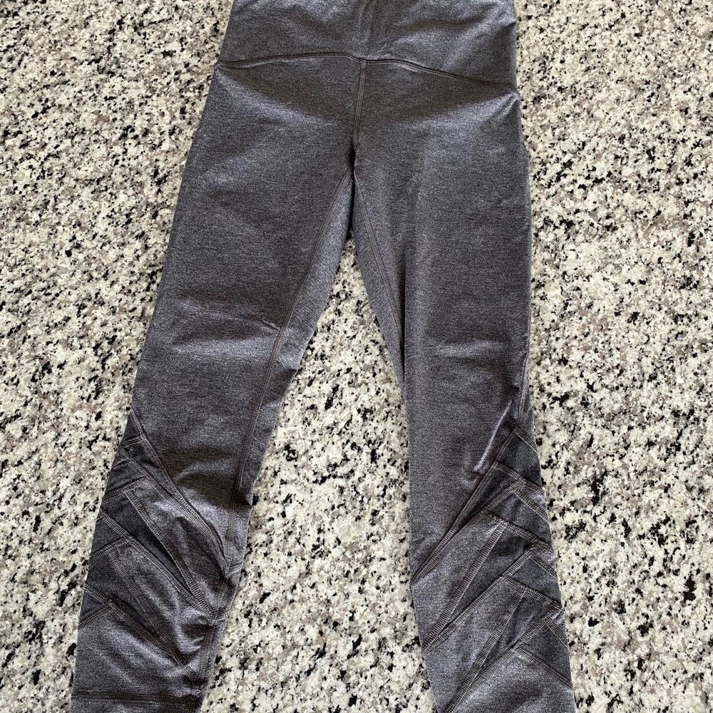 New without tags Lululemon 7/8 legging with mesh sides. Size 8.